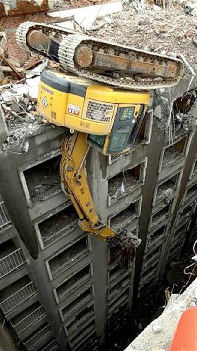 高雄市盐埕区一家老字号饭店23日进行拆除时发生工安意外，一名工人在13楼操作怪手不慎、坠落1楼惨死。（高雄市政府劳检处提供）