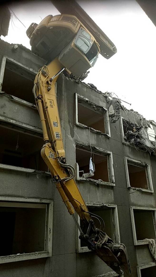 高雄市盐埕区一家老字号饭店23日进行拆除时发生工安意外，一名工人在13楼操作怪手不慎、坠落1楼惨死。（高雄市政府劳检处提供）