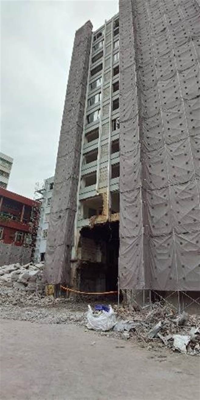 高雄市盐埕区一家老字号饭店23日进行拆除时发生工安意外，一名工人在13楼操作怪手不慎、坠落1楼惨死。（高雄市政府劳检处提供）