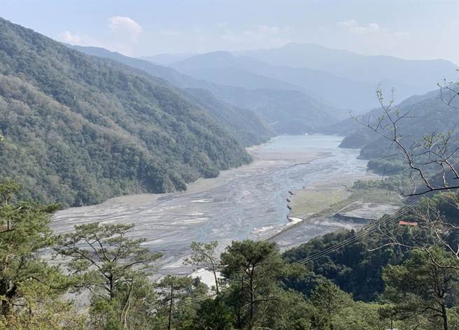 仁爱乡山区降甘霖，雾社水库可望稍获滋润。（廖志晃摄）
