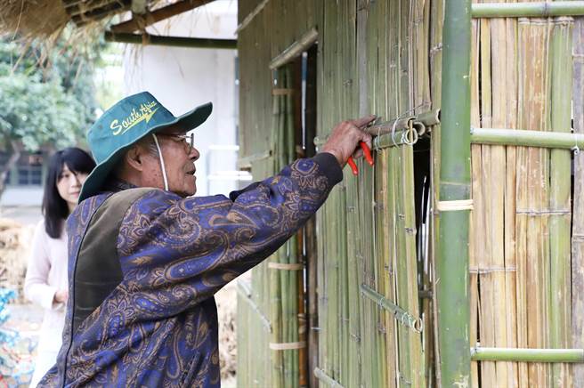 為了完整重現平埔大武壟族的傳統竹屋，台科大特別邀請竹藝大師王川雄指導竹屋建造。(台科大提供／李侑珊台北傳真)