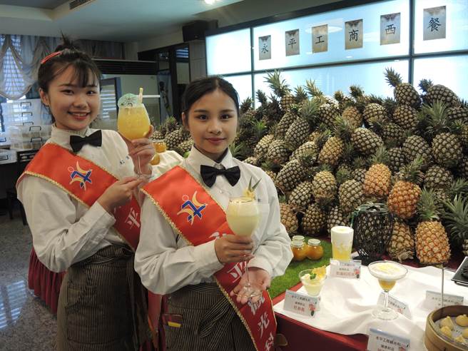 永平工商一口起買了2000斤鳳梨，支持台灣鳳梨、台灣果農。（邱立雅攝）（邱立雅攝）