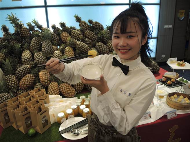 永平工商餐飲科及觀光科將鳳梨入菜，還用鳳梨心做成爆漿小籠湯包。（邱立雅攝）