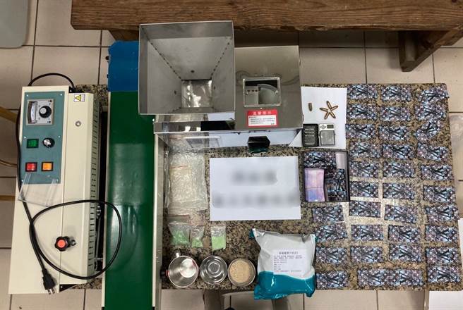 警方处理民眾打架事件，当场发现屋主替人代工调配咖啡包。（警方提供／邱立雅桃市传真）