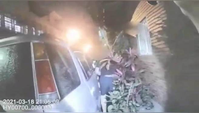 高男因毒品案遭通緝逃亡到花蓮，見警方臨檢趕緊奪門而出並異想天開躲在路旁盆栽後方，不過因其身材高大，最後還是被警方識破並遞解歸案。（吉安警分局提供／羅亦晽花蓮傳真）