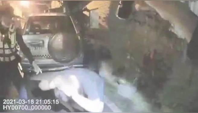 高男為躲避警方追捕，躲在路旁盆栽後方，不過因其身材高大，盆栽無法完整遮避，最後仍逃不出警方鷹眼。（吉安警分局提供／羅亦晽花蓮傳真）