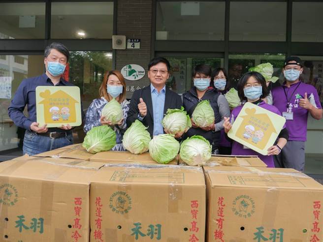 百大青农、禾羽有机农场张羽廷（前排左２）一早送来捐10大箱高山高丽菜，作为偏乡长者送餐使用，门诺基金会常务董事林国泰（前排中）表示感谢。（门诺基金会提供／王志伟花莲传真）