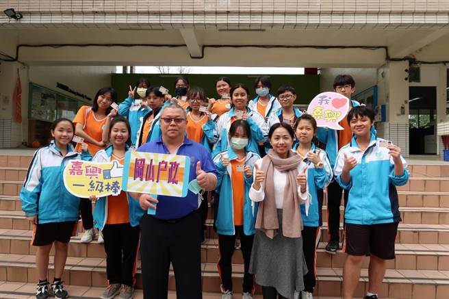 冈山户政事务所主任曾勇清（前左）率领同仁到嘉兴国中办理身分证受理及核发作业。（翻摄照片／林瑞益高雄传真）