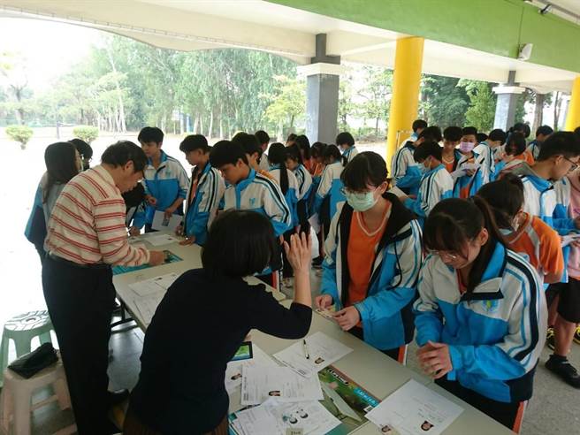 冈山户政事务所到冈山区的国中办理身分证受理及核发作业。（翻摄照片／林瑞益高雄传真）