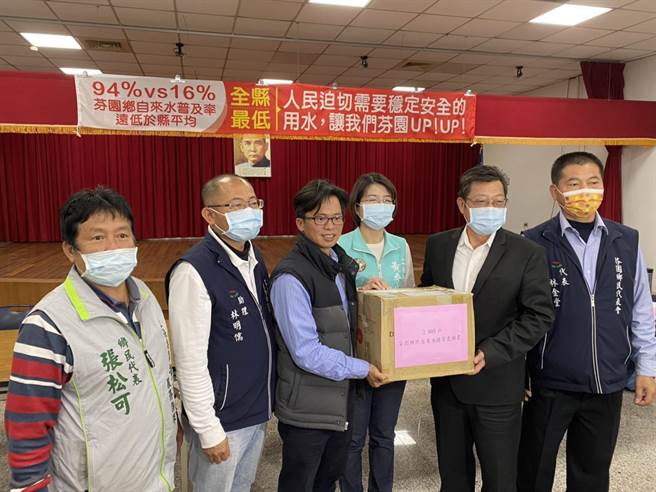 芬園鄉長林世明（左三）將全鄉2000戶自來水接管意願書交給台水公司第11區管理處副總經理李嘉榮（右二），盼芬園鄉自來水普及率能早日提高。（芬園鄉公所提供／謝瓊雲彰化傳真）