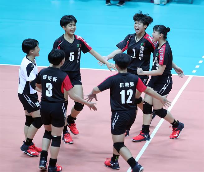 建国国中上演一场逆转胜，晋级109学年JHVL女子组4强。（高中体总提供）