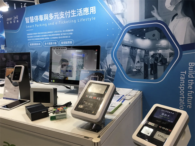 宏碁智通由智慧交通擴展生活應用，於2021智慧城市展呈現 (由右而左) 展場智慧多卡驗票機、停車場支付模組、多卡通讀卡機。（宏碁智通提供／黃慧雯台北傳真）