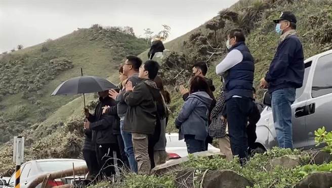 空军2架F-5E战斗机22日坠毁旭海外海，中尉罗尚桦确定殉职，罗家属23日下午从台东市立殡仪馆出发，到台26线74公里旭海段招魂。（民眾提供／谢佳潾屏东传真）