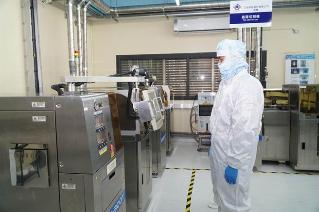 明新科技大学2019年设置半导体封装测试类产线示范工厂，设置半导体封装测试类产线示范工厂。（庄旻静摄）