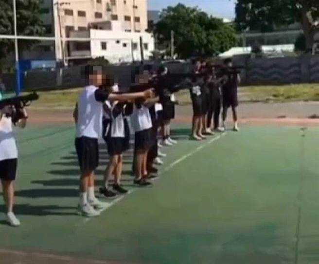 多名学生持「水弹枪」对着面墙的8名同学射击。（摘自爆料公社）