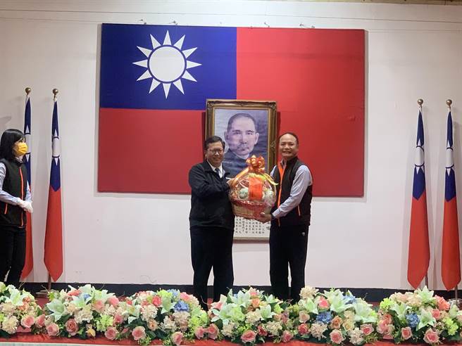 桃園市長鄭文燦贈送加菜金慰勉國軍，由海巡署北部分署長扶大桂受禮。（姜霏攝）