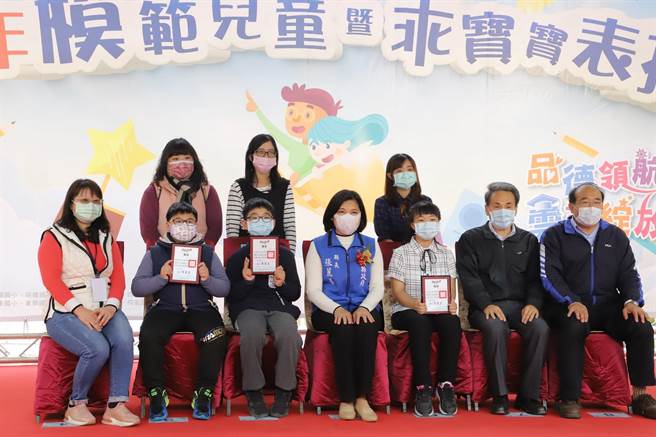 雲林縣推廣品德教育，縣長張麗善（前左四）表揚國小模範兒童與幼兒園乖寶寶。（張朝欣攝）