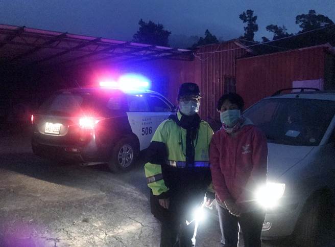 女山友開車深山迷途，仁愛警方協助脫困。（仁愛警分局提供／廖志晃南投傳真）