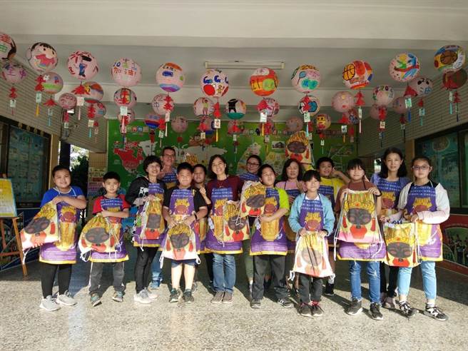 云林县北港镇辰光国小学生筹措毕业旅行费用，搜集旗帜制作背包与围裙义卖。（辰光国小提供／张朝欣云林传真）
