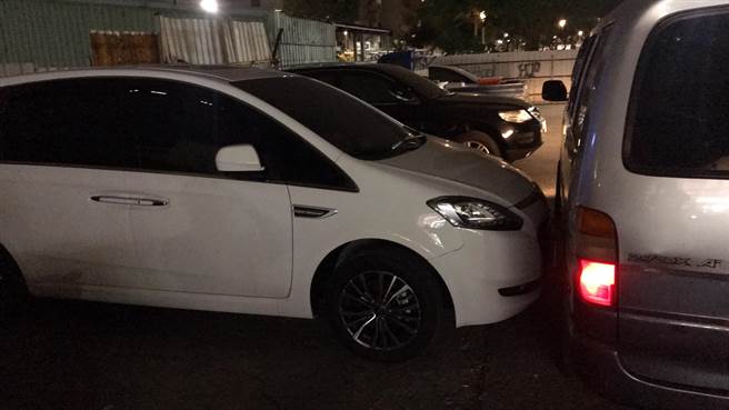 一位民眾下班發現車位被一台白色轎車給停走。他當場氣炸用車身堵住轎車去路，決定和它一起「同歸於盡」。(摘自爆怨公社)