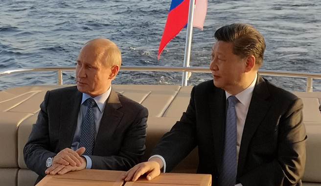 近期美俄關係急轉直下，美中關係亦呈現高度緊張，新的國際局勢促使習近平與普丁必須見面長談，俄外長拉夫羅夫此次訪問大陸最重要的就是準備雙方元首峰會。圖為2019年習近平訪俄，在普丁邀請下共同乘船遊覽涅瓦河（圖／新華社）