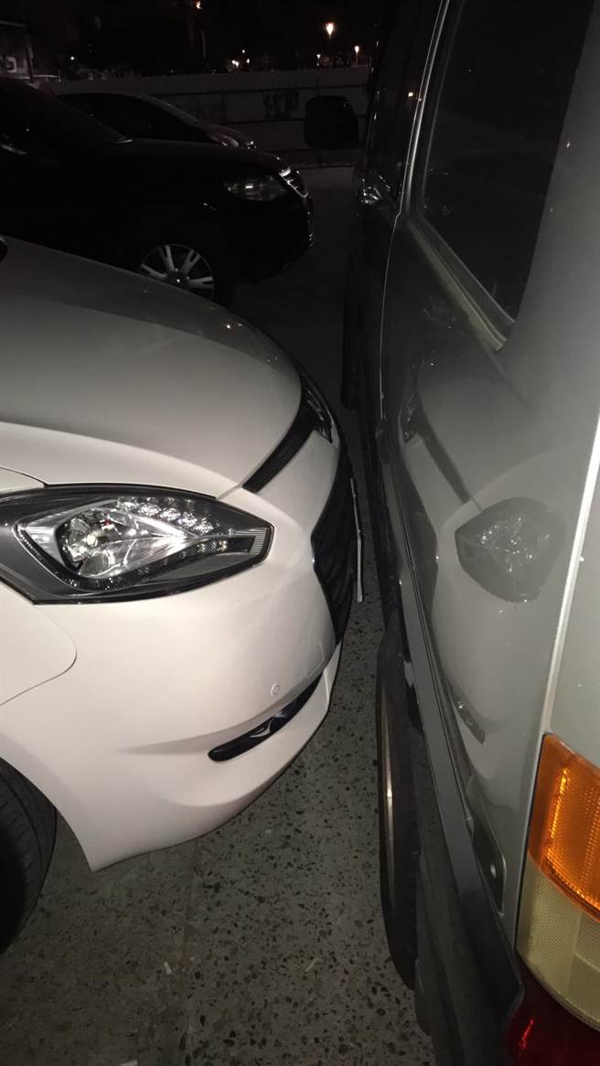 原PO決定使出大招，直接把車子橫停在白色轎車的正前方，中間只留下一格小小的空隙(摘自爆怨公社)