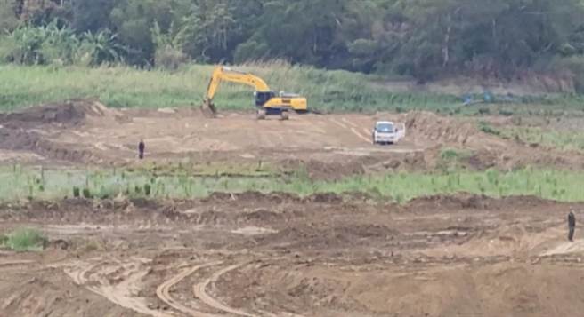 苗栗縣水情吃緊，明德水庫蓄水率僅剩9.6％，明德水庫把握乾涸期，發包清淤工程。（讀者提供／何冠嫻苗栗傳真）