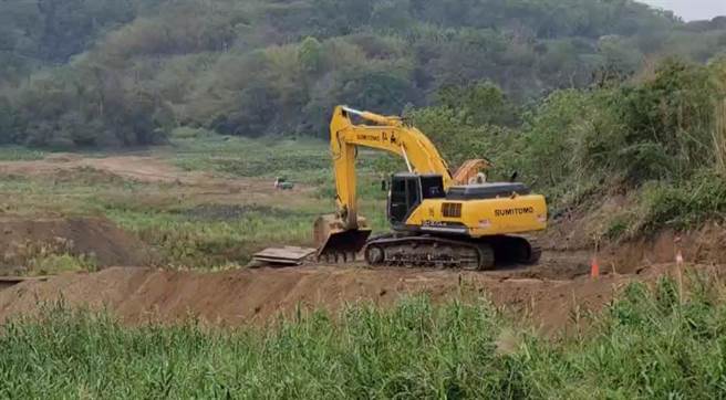 苗栗縣水情吃緊，明德水庫蓄水率僅剩9.6％，明德水庫把握乾涸期進行清淤工程。（讀者提供／何冠嫻苗栗傳真）