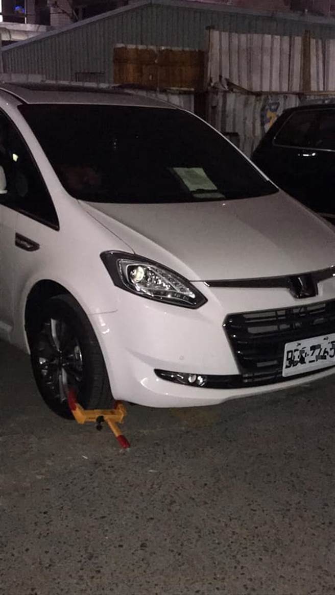 原PO請管理員替白色轎車車輪上大鎖，並向車主索取亂停車的相關費用。(摘自爆怨公社)