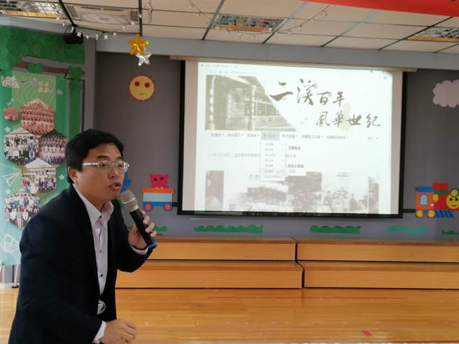 二溪国小校长陈庆林为介绍电子校史室内容。（刘秀芬摄）