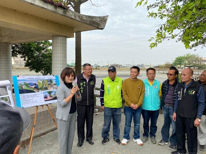 立委苏治芬（左）争取水保局经费，串连云林县水林乡农村休閒绿带。（苏治芬服务处提供／张朝欣云林传真）