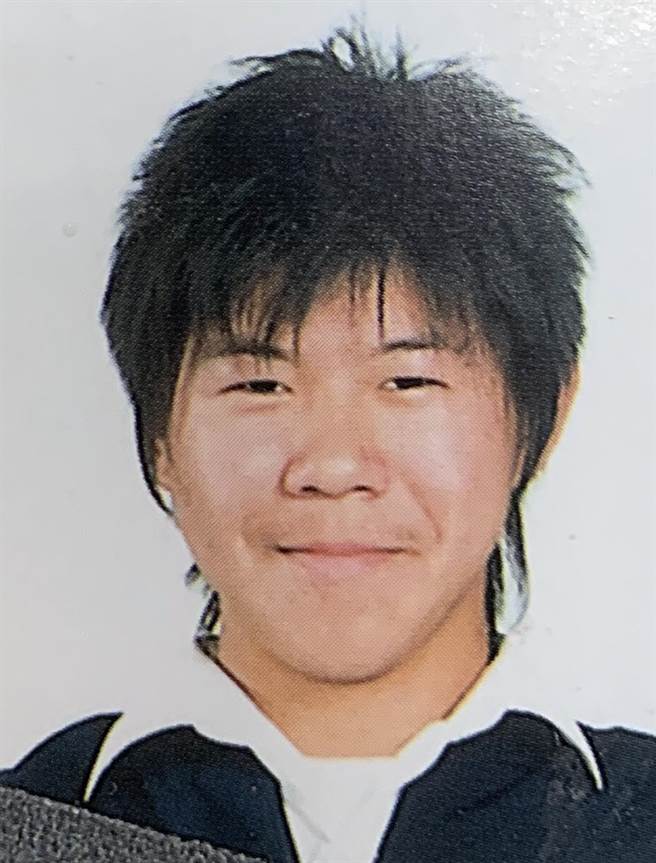 失联飞官潘颖谆在国中毕业纪念册里，青春的模样。（民眾提供）