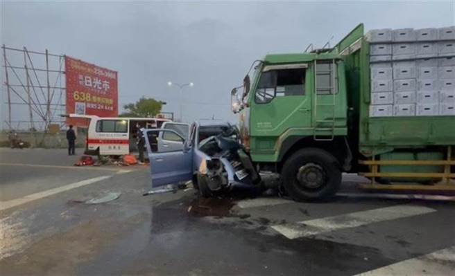 嘉义县高铁大道和麻大路路口，今23日晚间6点多发生一起严重车祸。（吕妍庭翻摄）