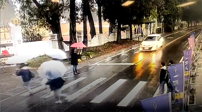 无良驾驶 开车强行穿过斑马线学生队伍 影片曝光网友骂翻 （仁爱警分局提供）