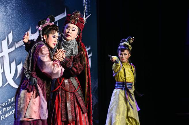 《海贼之王—郑芝龙传奇》演绎郑芝龙传奇一生，由无敌小生孙翠凤饰演郑芝龙一角，戏中将呈现他与多位女人复杂纠葛的感情戏。(邓博仁摄)
