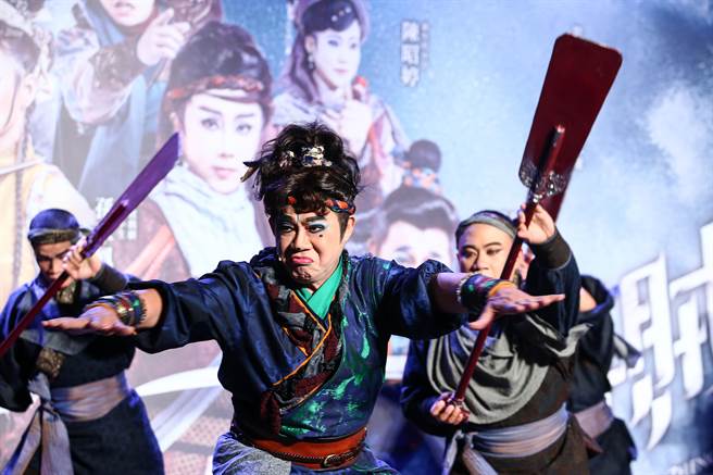 明华园当家丑角陈胜在于《海贼之王—郑芝龙传奇》中演绎一位别有企图心的二当家。(邓博仁摄)