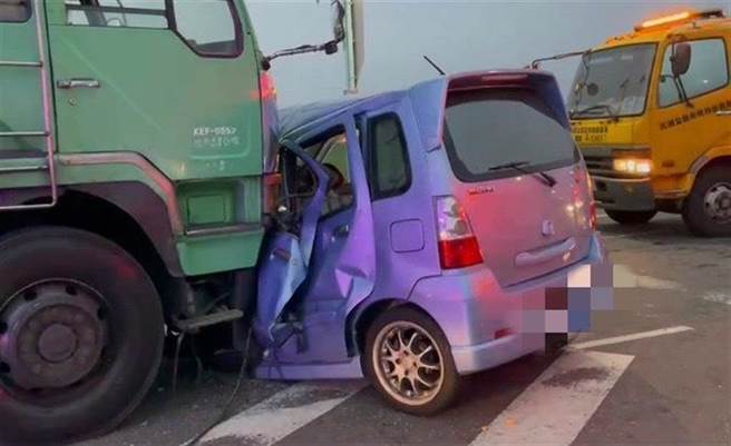 嘉义县高铁大道和麻太路路口，今23日晚间6点多发生一起严重车祸。（吕妍庭翻摄）