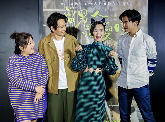 Lulu（右起）、邱澤、導演殷振豪和鍾欣凌在影廳與觀眾一同觀影。（金盞花大影業提供）