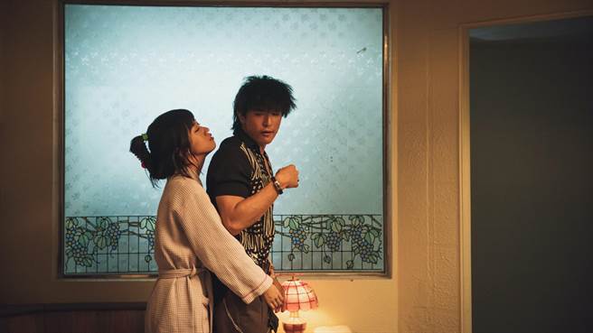 Lulu和邱澤首次合作親密戲。（金盞花大影業提供）