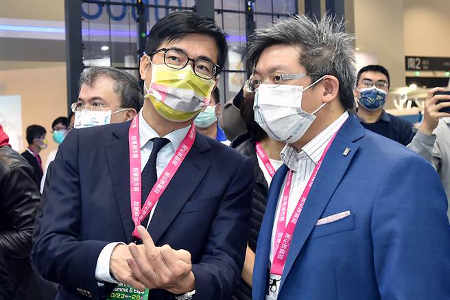 高雄市長陳其邁參觀中保科展位。（中保提供）