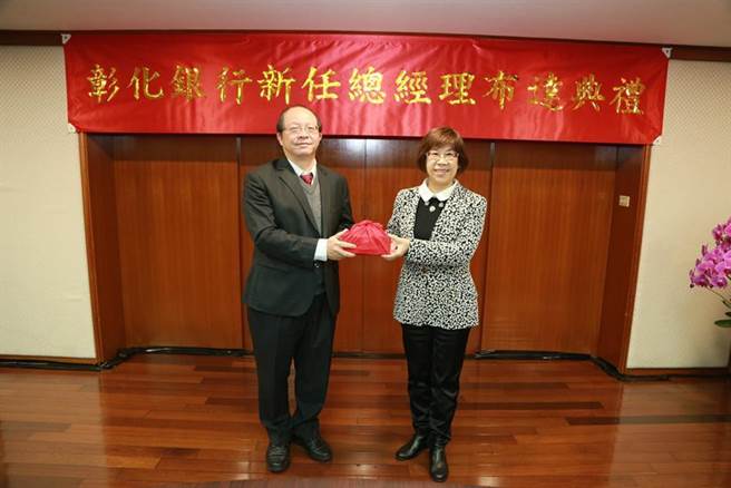 彰化银行总经理周朝崇布达就任，右为彰化银行董事长凌忠嫄，左为彰化银行总经理周朝崇。（图／彰化银行提供）