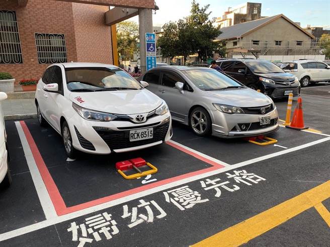 交通局指出，2020年起违规占用车格的新案，受理后30日内可即时通知车主陈述厘清。(蔡依珍摄)
