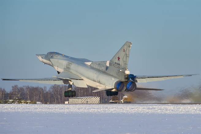 起飞中的Tu-22「逆火」轰炸机。(图/俄罗斯空军)
