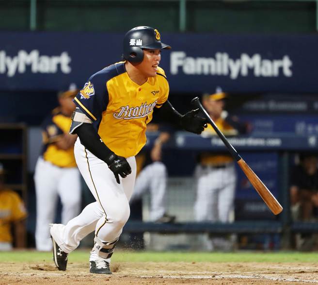 中信兄弟陈子豪敲出逆转2分炮。（资料照，陈怡诚摄）