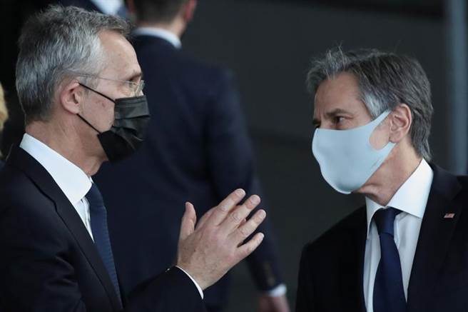 美國國務卿布林肯（右）在訪問布魯塞爾時，與北約祕書長史托騰柏格會面。（圖／路透社）