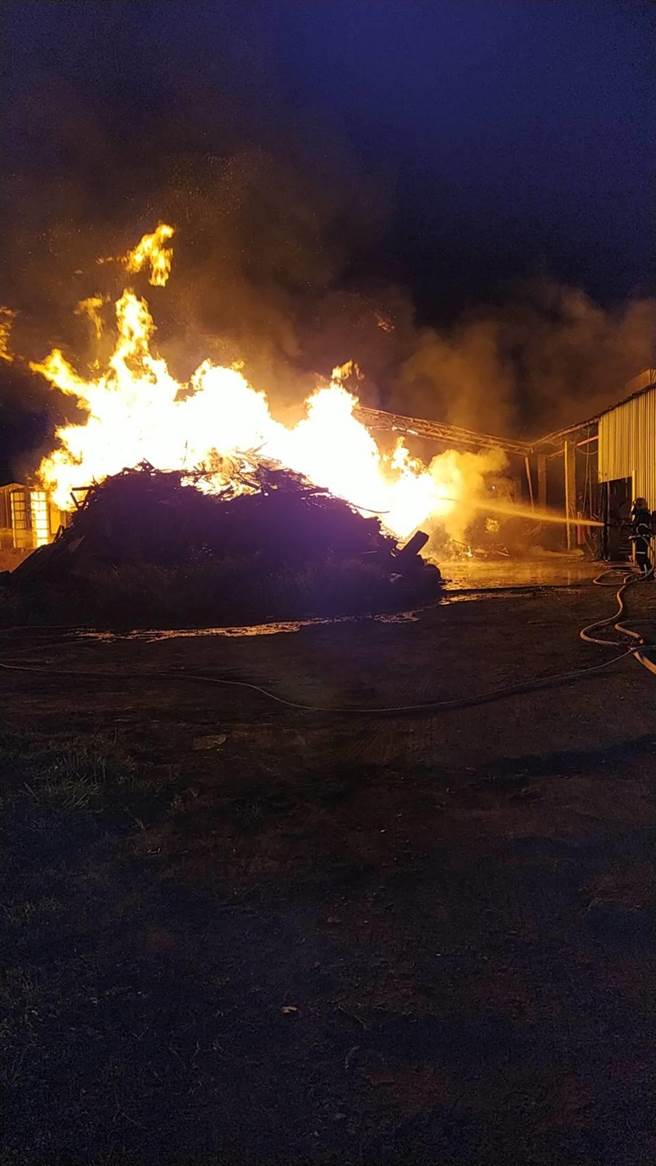 万丹乡一处豆皮工厂暗夜传出火警，警消取邻近水田灌溉用水灌救。(屏县消防局提供)