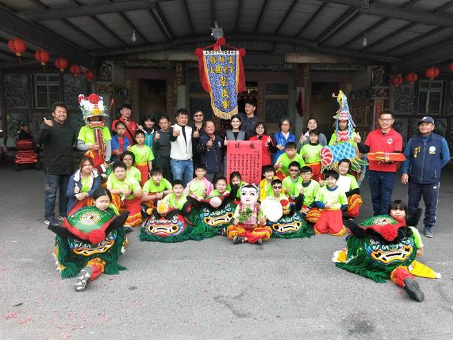 云林县口湖乡下崙国小龙凤狮队舞出一片天，拿下全国舞狮双冠王。（吴登兴提供／张朝欣云林传真）