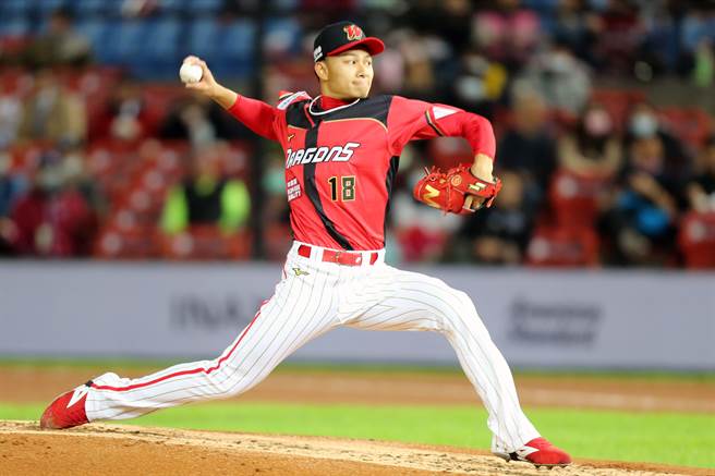 味全龙徐若熙先发4局投5次三振，失1分。（陈麒全摄）