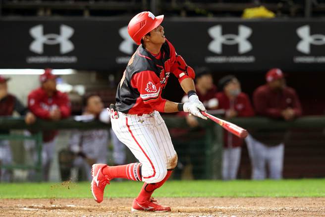 味全龙曾陶镕在3局上敲出满贯炮，这也是他相隔1074天再度在一军开轰。（陈麒全摄）