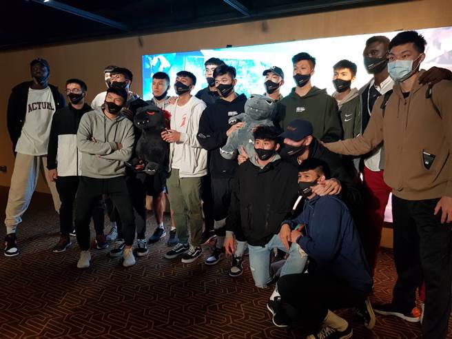 政大男篮受邀欣赏电影。（陈筱琳摄）